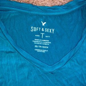 Soft & sexy American Eagle v neck tee